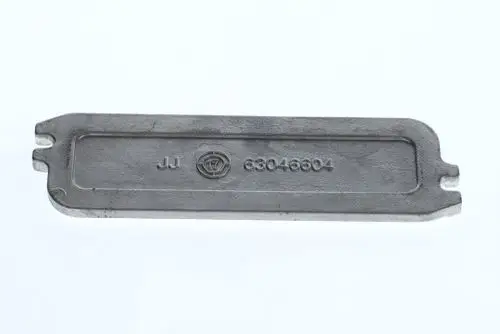 Reinigungsdeckel aus Metall mit eingravierten Zeichen und Zahlen, geeignet für Bosch-Kesselblock. Die Form ist gerade mit Ausschnitten an den Enden.